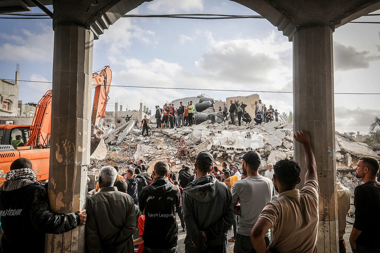 Members of the Palestinian Civil Defense search for dead bodies under the rubble after an Israeli airstrike, in the city of Rafah, southern Gaza Strip, April 21, 2024. (Abed Rahim Khatib/Flash90)