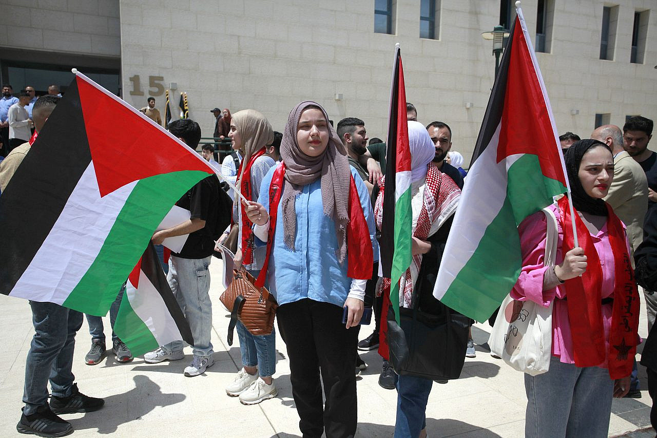 Palestinian students at An-Najah National University in Nablus, occupied West Bank, protest in solidarity with the student movement at universities in the United States and in support of a ceasefire in Gaza, April 28, 2024. (Nasser Ishtayeh/Flash90)