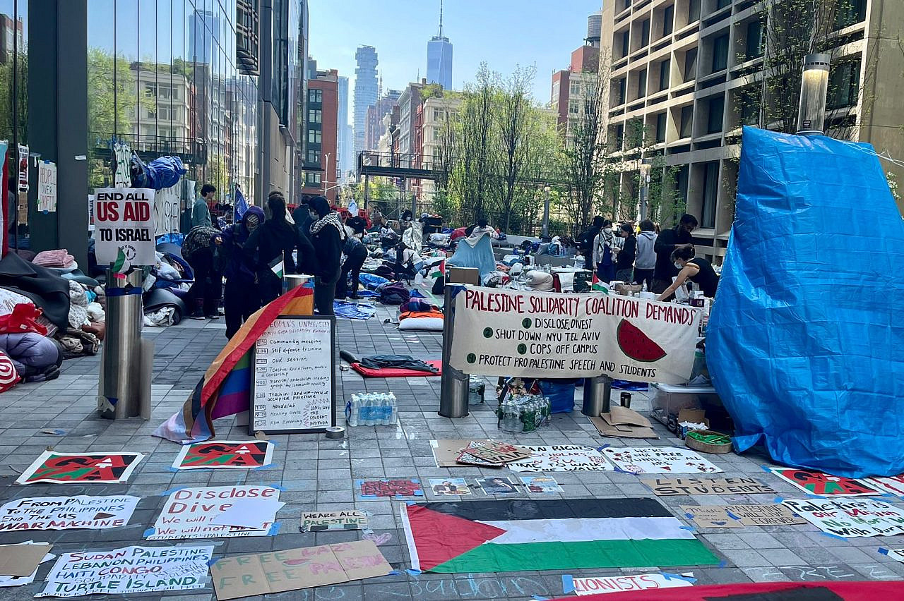 Students protest in solidarity with Palestinians at NYU, New York, April 28, 2024. (Naim Mousa)