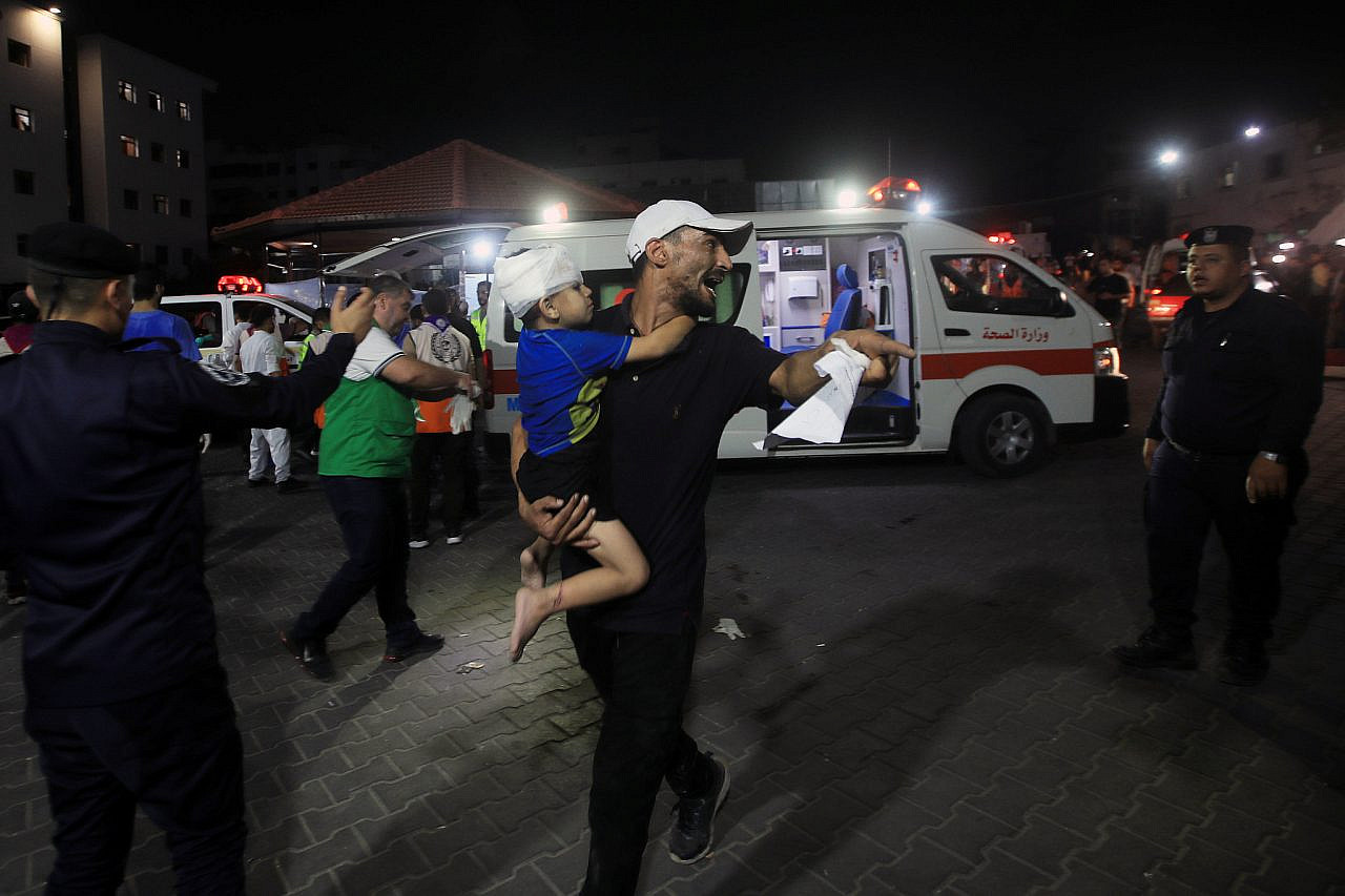 Los palestinos se apresuran a llevar a los heridos, incluidos muchos niños, al hospital Al-Shifa en la ciudad de Gaza mientras las fuerzas israelíes continúan atacando la Franja de Gaza, el 11 de octubre de 2023. (Mohammed Zaanoun/Activestills)