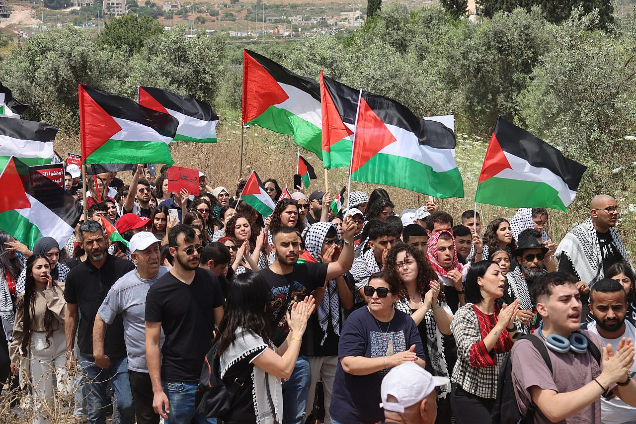Manifestanti sventolano bandiere palestinesi durante la 27ª Marcia del Ritorno annuale nei villaggi spopolati di Hawsha e Al-Kasair, nel nord di Israele, il 14 maggio 2024. (Ahmad Al-Bazz)