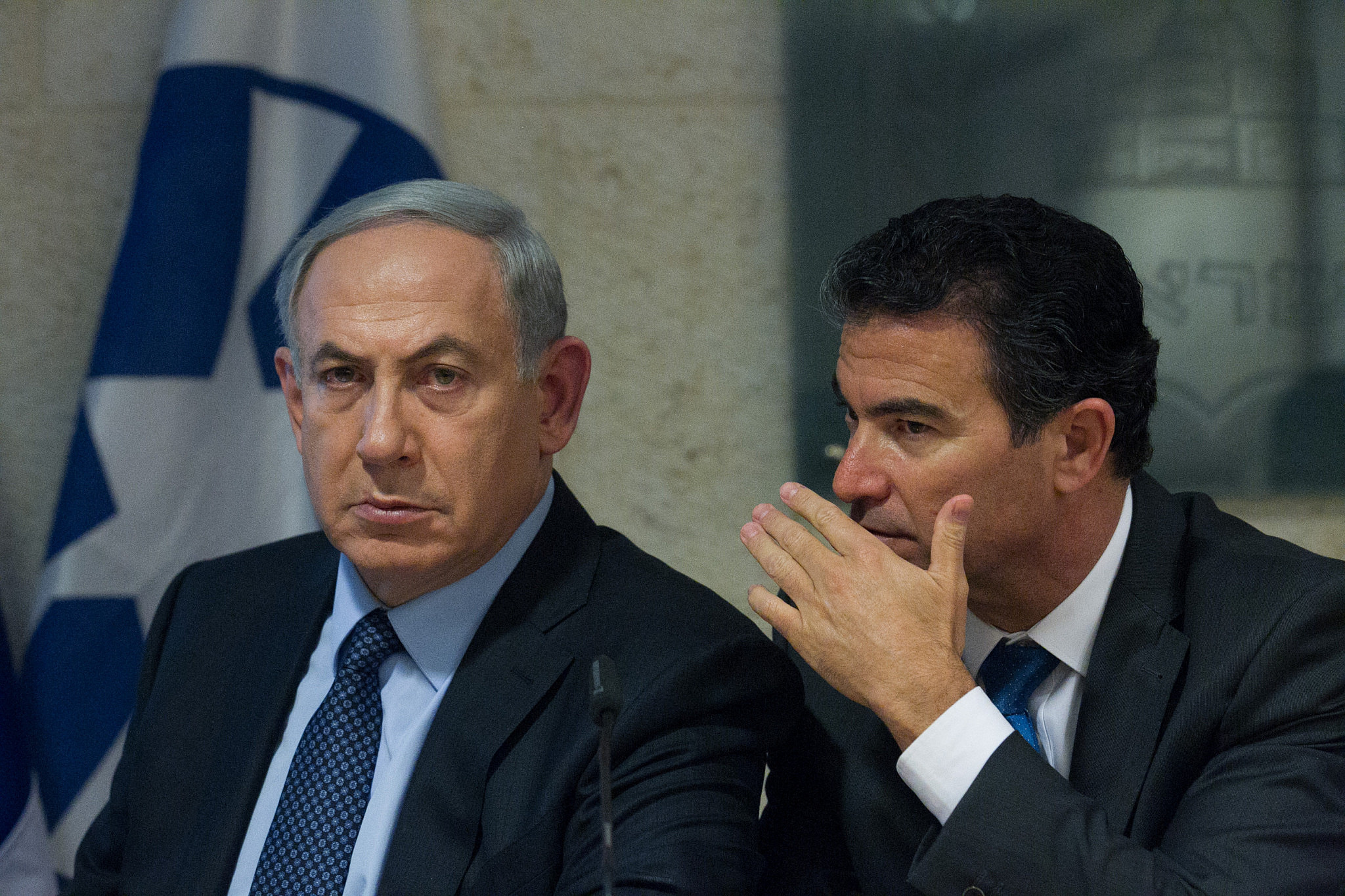 Prime Minister Benjamin Netanyahu, seen with Yossi Cohen, then-head of the national security council, at a press conference at the Foreign Ministry in Jerusalem, October 15, 2015. (Miriam Alster/Flash90)