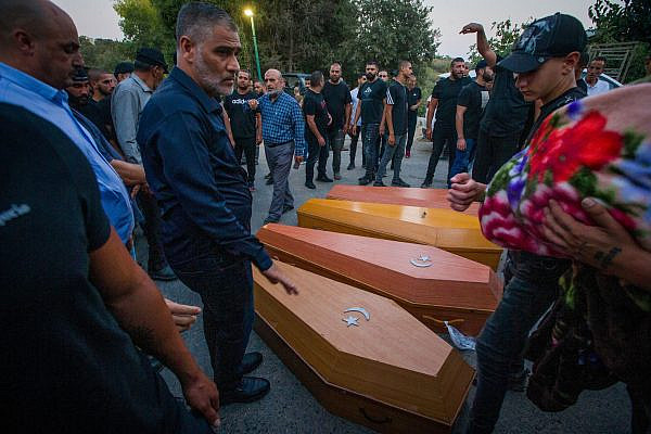 Familiares y amigos asisten al funeral de cinco palestinos que fueron asesinados a tiros en la ciudad beduina de Basmat Tab'un, el 29 de septiembre de 2023. (Flash90)