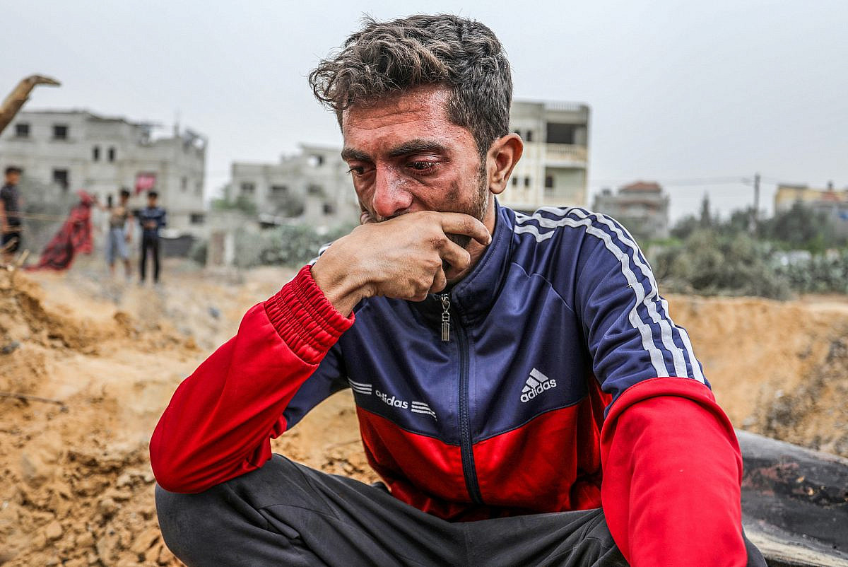 Palestinians at the site of an Israeli airstrike in Rafah, southern Gaza Strip, April 18, 2024. (Abed Rahim Khatib/Flash90)