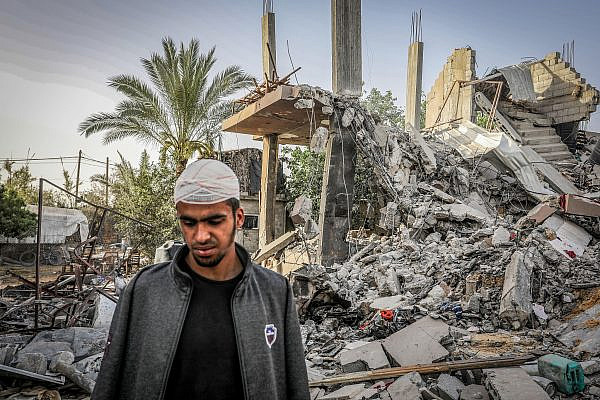 Palestinos inspeccionan una casa que fue destruida en un ataque aéreo israelí, en la ciudad de Rafah, en el sur de la Franja de Gaza, el 24 de abril de 2024. (Abed Rahim Khatib/Flash90)