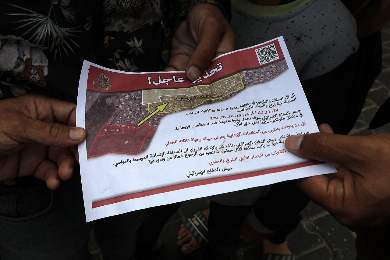 The Israeli army drops leaflets on the east of the city of Rafah and orders them to evacuate and move towards the west of Rafah and Khan Younis, Gaza Strip, May 6, 2024. (Abed Rahim Khatib/Flash90)