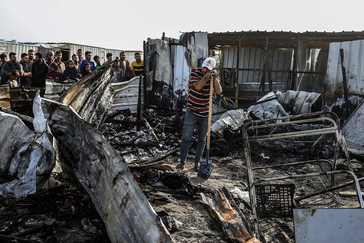 Palestinians inspect damage after an Israeli air strike in Al-Mawasi, west of Rafah, May 27, 2024. (Abed Rahim Khatib/Flash90)