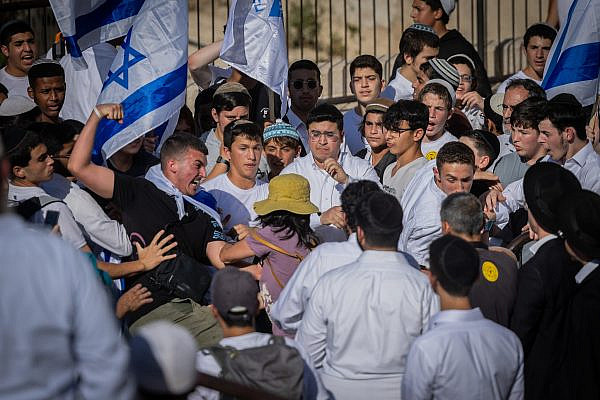 Israeli youth attack journalists at Damascus Gate in Jerusalem's Old City, during Jerusalem Day celebrations, June 5, 2024 (Chaim Goldberg/Flash90)