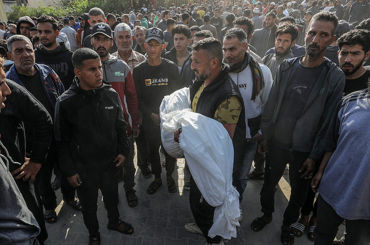Palestinians mourn the death of those killed in an Israeli airstrike outside the Nasser Hospital in Khan Younis, southern Gaza Strip, March 18, 2025. (Abed Rahim Khatib/Flash90)