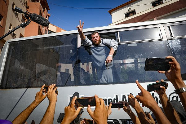 Palestinian prisoners released as part of a ceasefire deal between Israel and Hamas arrive in Khan Younis, in the southern Gaza Strip, October 13, 2025. (Abed Rahim Khatib/Flash90)