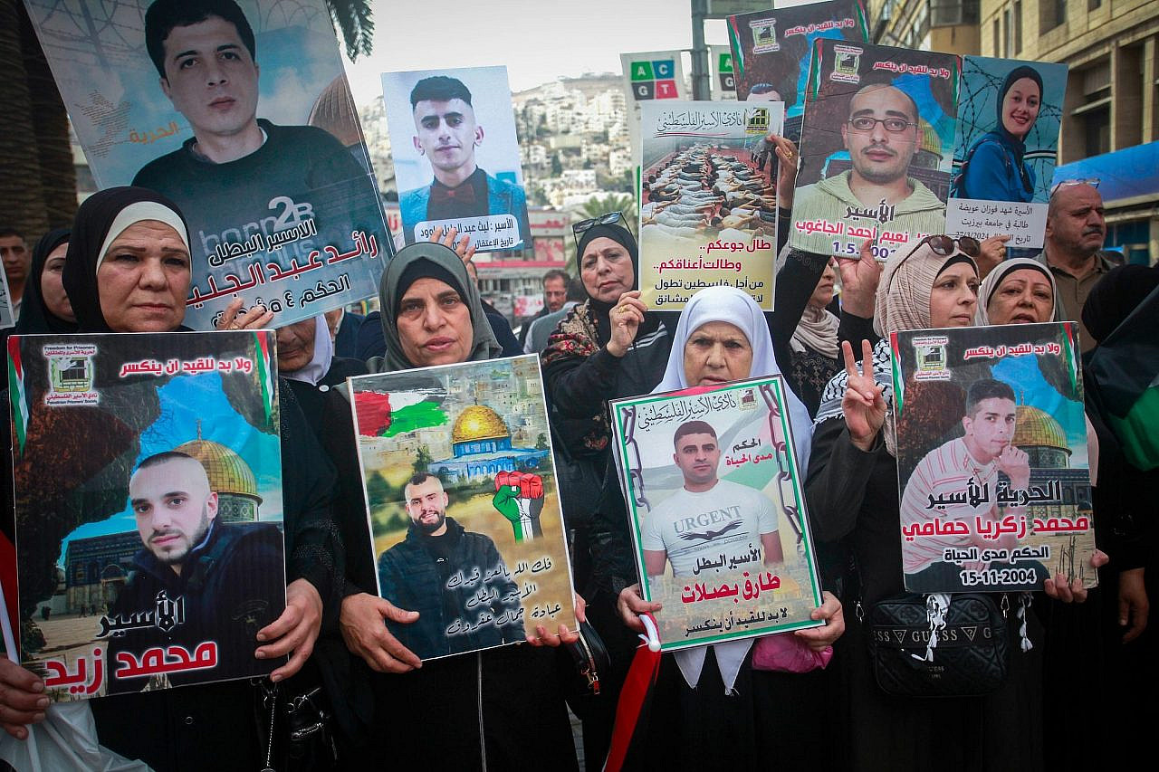 Palestinian women take part in a protest to show solidarity with Palestinian prisoners held in Israeli jails, in the West Bank city of Nablus, November 12, 2024. (Nasser Ishtayeh/Flash90)