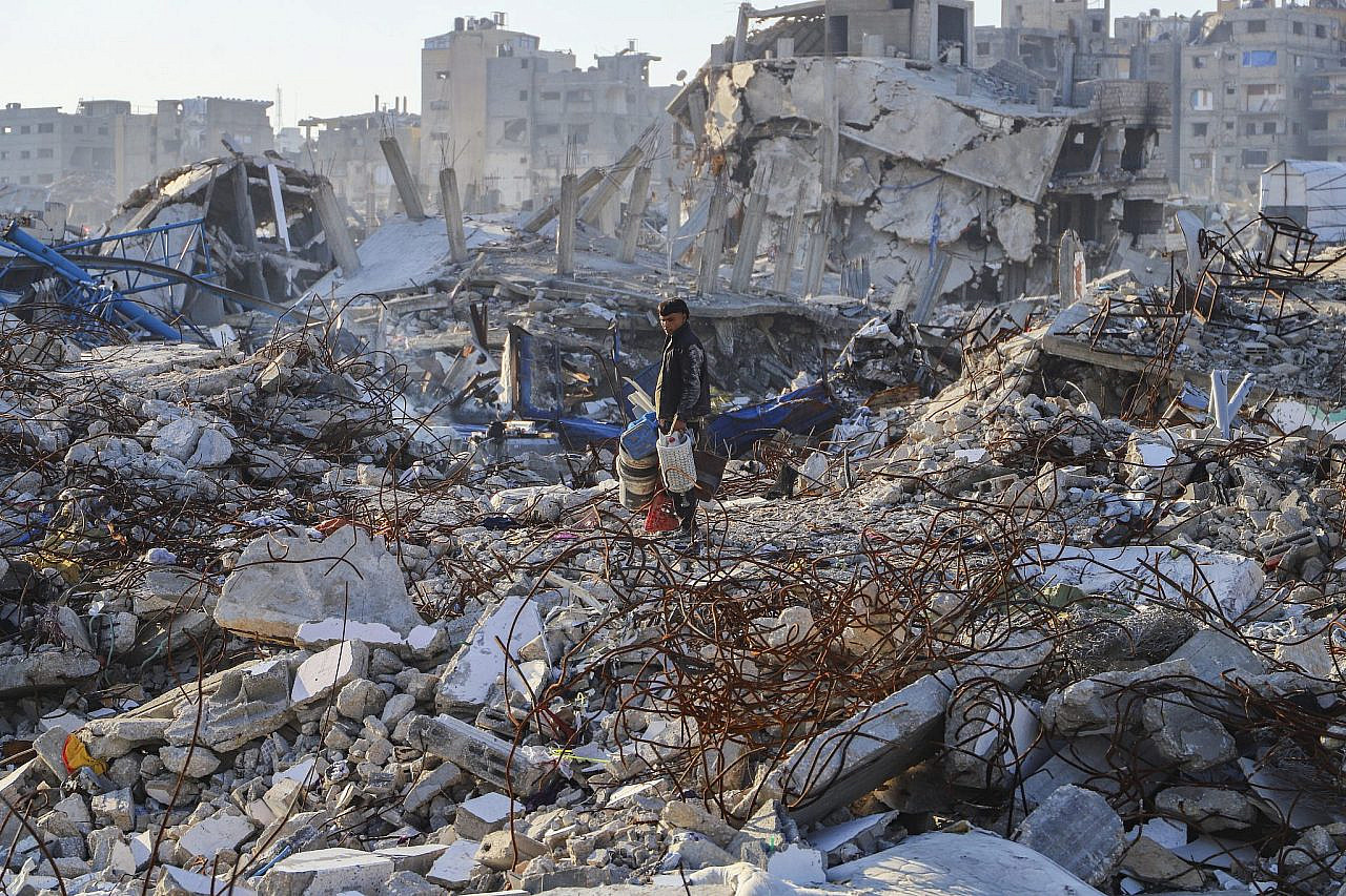 Palestinians live among the ruins of their destroyed homes after returning to the town of Beit Lahiya, northern Gaza. (Khalil Kahlout/Flash90)