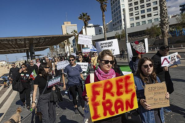 Israelis protest in support of the Iranian people near the U.S. Embassy Branch Office in Tel Aviv, January 16, 2026. (Chaim Goldberg/Flash90)