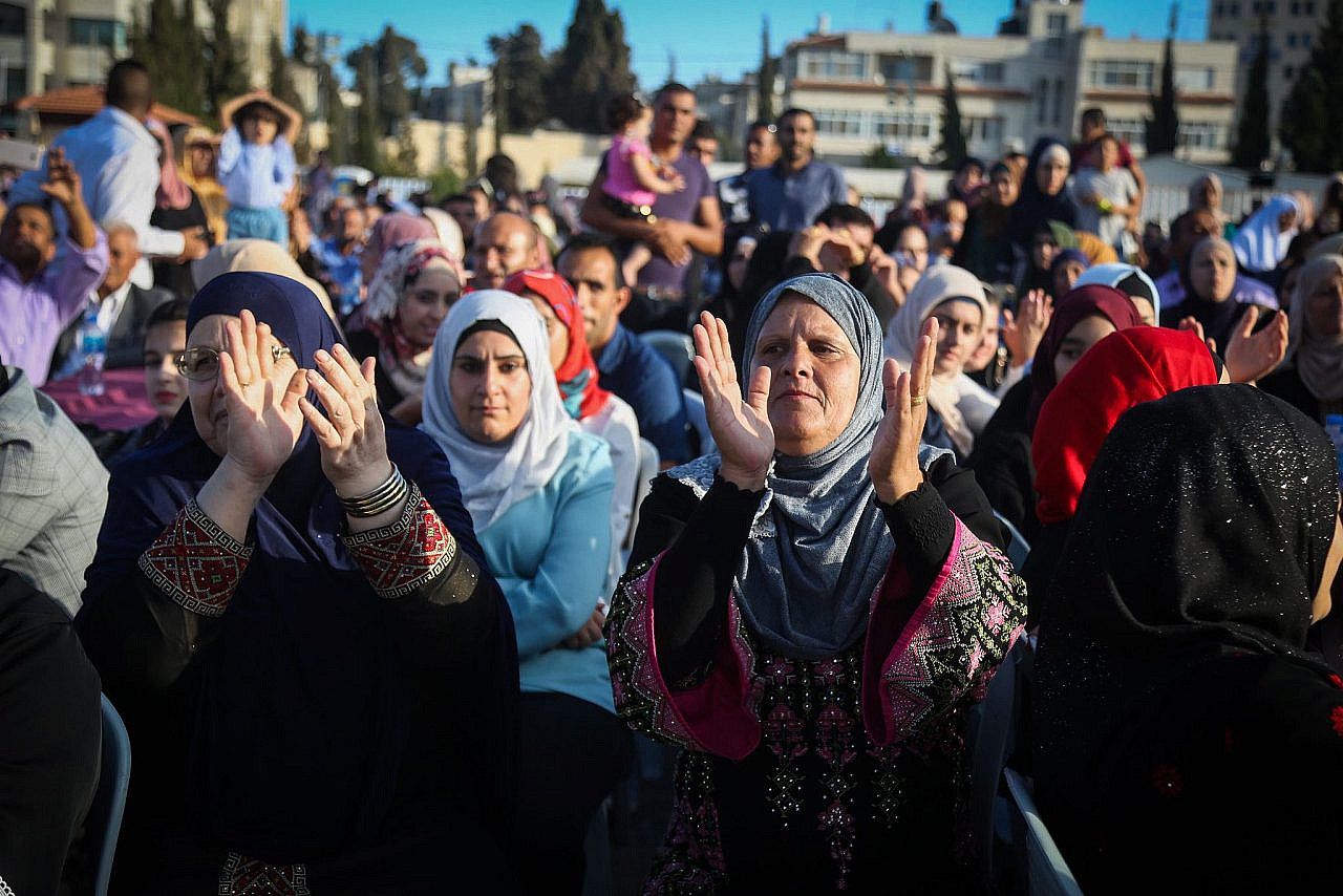 Palestinians take part in a mass wedding ceremony in the occupied West Bank city of Ramallah, August 18, 2018. (Flash90)