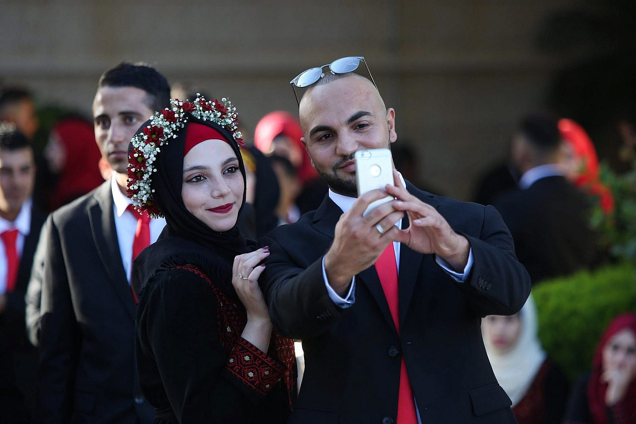 Palestinians take part in a mass wedding ceremony in the occupied West Bank city of Ramallah, August 18, 2018. (Flash90)