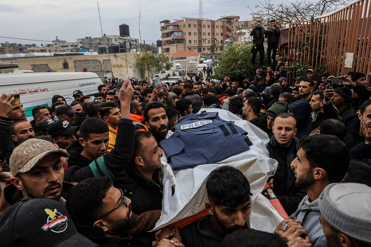 Palestinian family members and colleagues carry the bodies of Palestinian journalists killed in an Israeli strike, outside Nasser Hospital in Khan Younis, in the southern Gaza Strip, January 21, 2026. (Abed Rahim Khatib/Flash90)