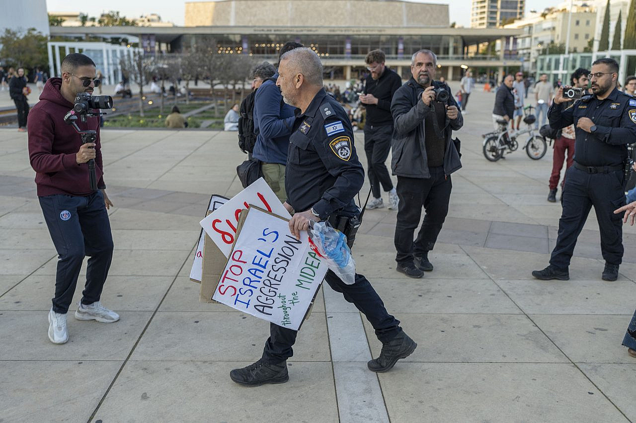 Police disperse demonstrators protesting against the war at Habima square in Tel Aviv, March 3, 2026. (Flash90)
