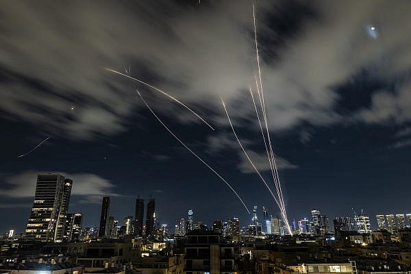 Anti-missile batteries fire interceptors toward incoming ballistic missiles launched from Iran, as seen over Tel Aviv, March 7, 2026. (Chaim Goldberg/Flash90)