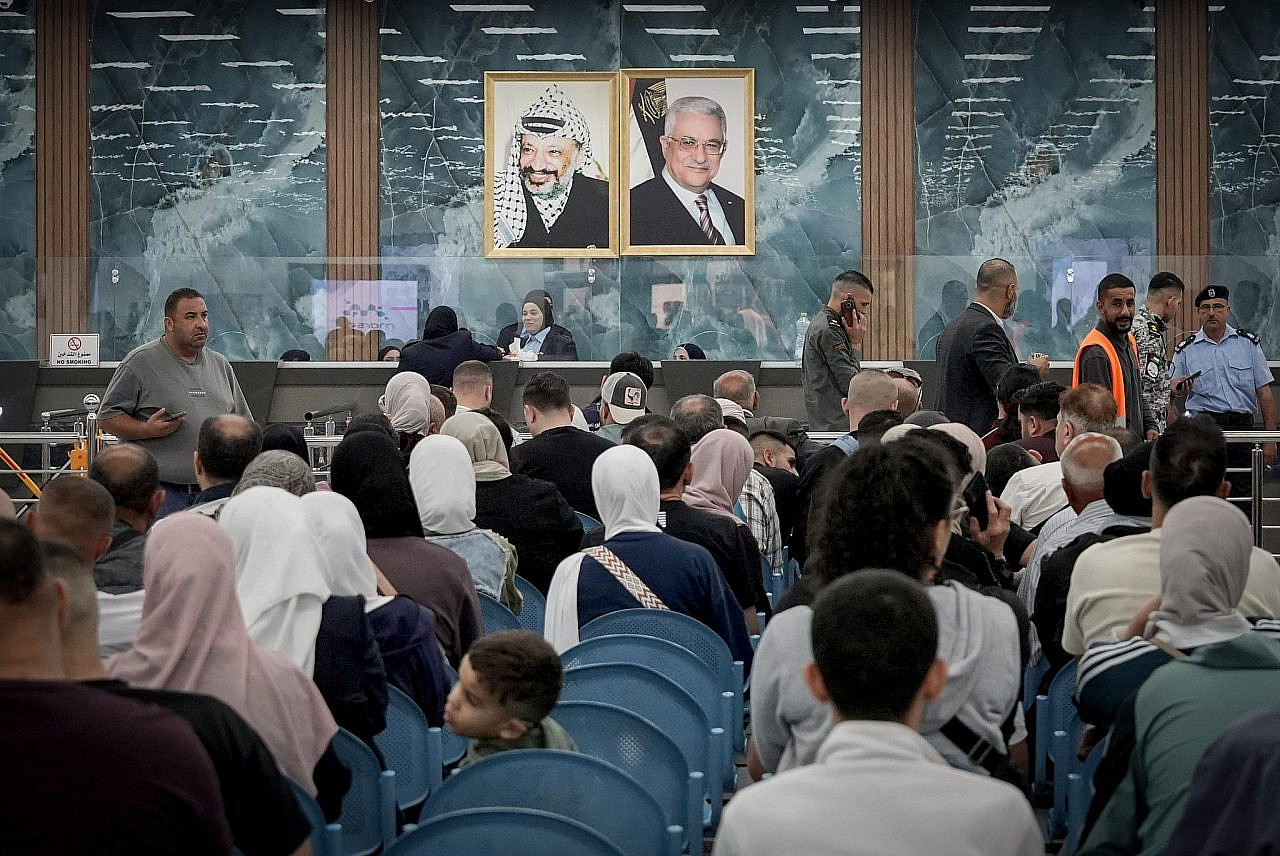 Palestinians wait near the King Hussein (Allenby) Bridge Crossing in the Israeli-occupied West Bank to travel to Jordan, September 26, 2025. (Flash90)