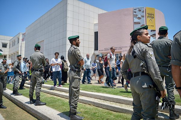Israeli officers stand by as Palestinian and Jewish activists take part in a rally marking Nakba Day, outside Tel Aviv University, May 14, 2018. (Yossi Zeliger/Flash90)