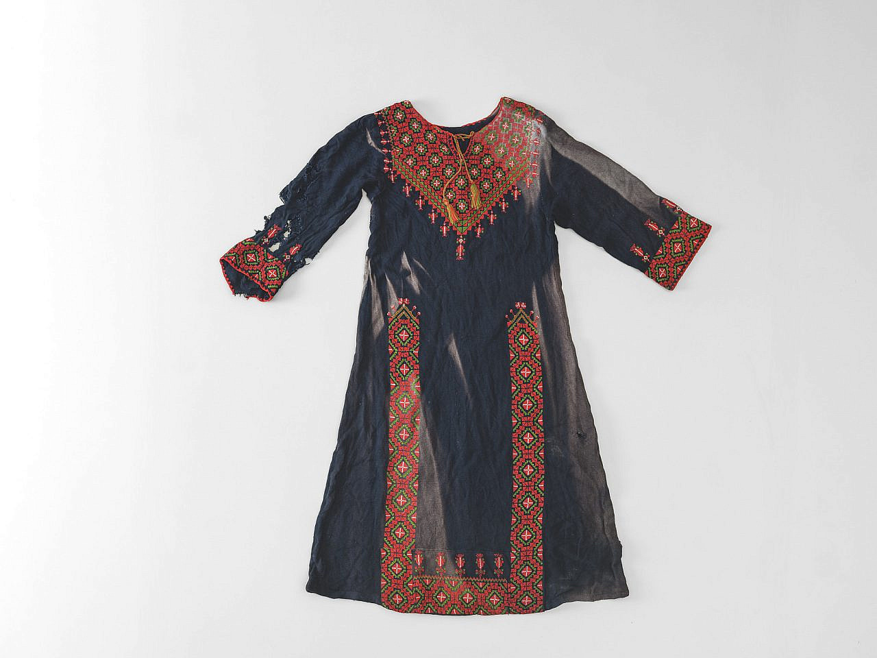 A thobe from the Rafah Museum collection, courtesy of Suhaila Shaheen. (Grant Anderson for V&A Dundee)