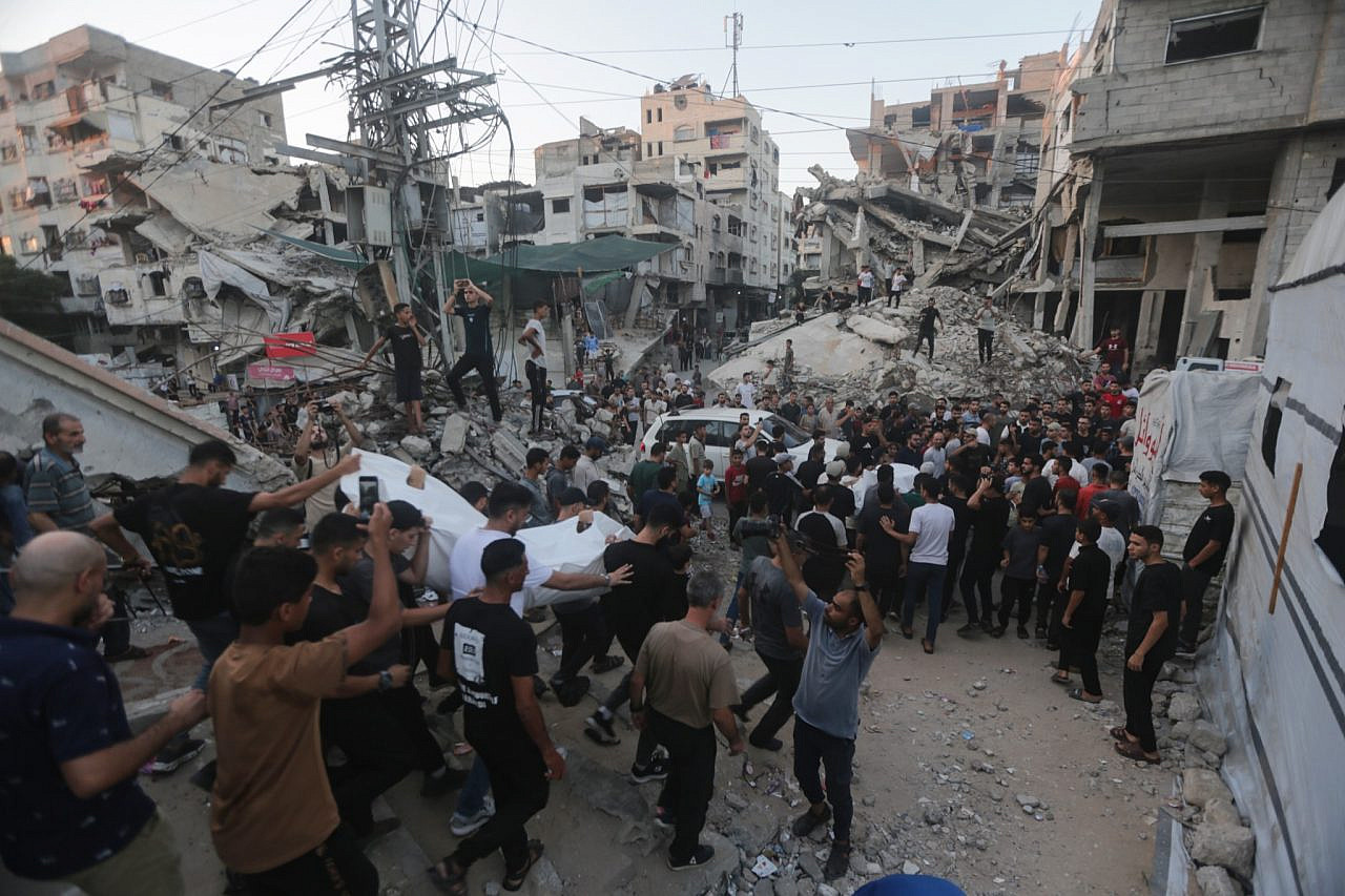 Mourners carry the bodies of a family of five killed in an Israeli airstrike, in Gaza City, July 18, 2026. (Yousef Zaanoun/Activestills)