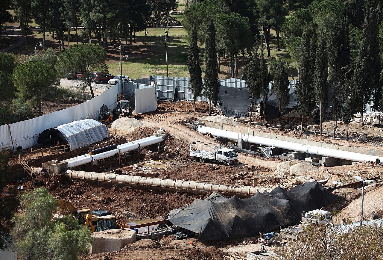 Archeological diggings prior to the construction of the Museum of Tolerance on part of Mamilla Cemetery, Jerusalem, February 24, 2009. (Flash90)