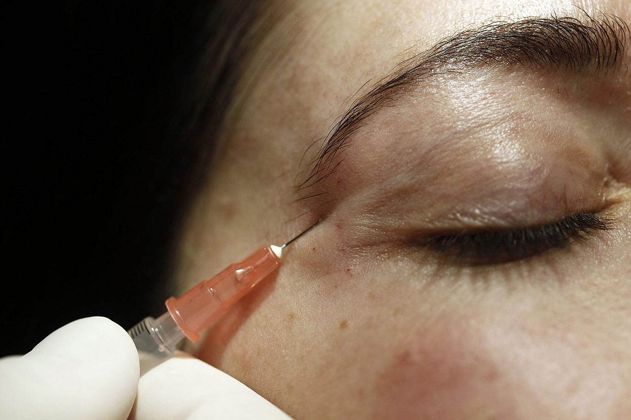 A woman receives a botox treatment at a beauty salon in Jerusalem, December 12, 2011. (Uri Lenz/Flash90)
