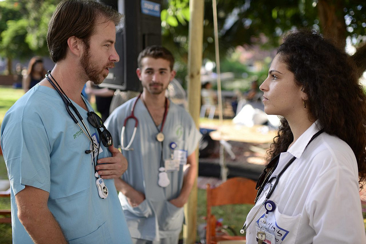 Medical students doing their internships at hospitals protest the long work shifts, Rabin Square, Tel Aviv, July 27, 2016. (Tomer Neuberg/Flash90)