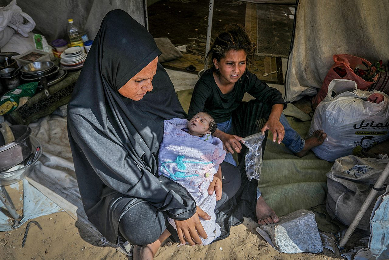 Palestinian families reside in cemeteries in Khan Younis after returning to their homes to find them destroyed, October 19, 2025. (Abed Rahim Khatib/Flash90)