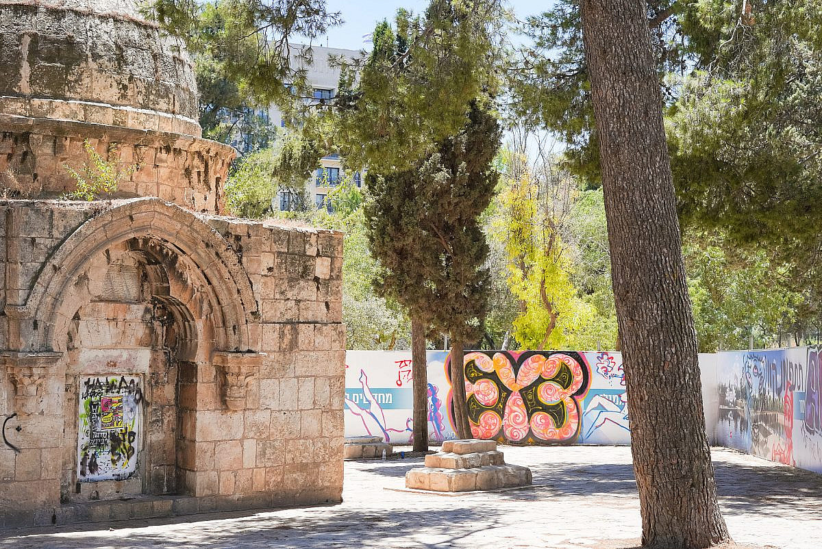 A centuries-old Islamic tomb seen in front of the fence surrounding Mamilla Pool, Mamilla Cemetery, Jerusalem. (Timna Rose Perets) A centuries-old Islamic tomb seen in front of the fence surrounding Mamilla Pool, Mamilla Cemetery, Jerusalem. (Timna Rose Perets)