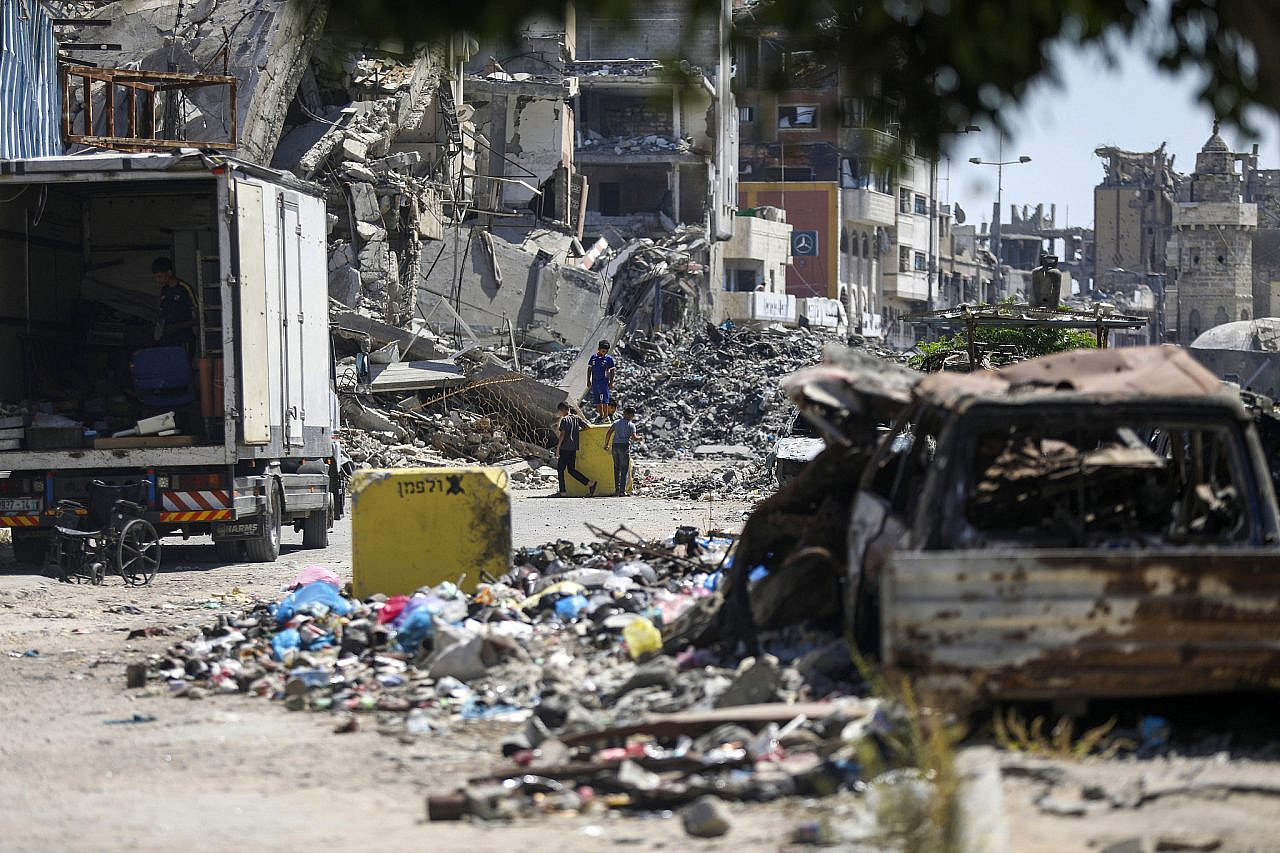 Yellow concrete blocks in a devastated area of the Tuffah neighborhood of Gaza City marking the 'Yellow Line' imposed by Israel, July 27, 2026. (Yousef Zaanoun/Activestills)