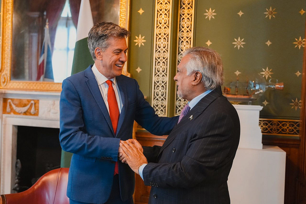 UK Foreign Secretary Ed Miliband meets Pakistani Foreign Minister Ishaq Dar, August 27, 2026. (Ben Dance/FCDO/CC BY-NC-ND 4.0)