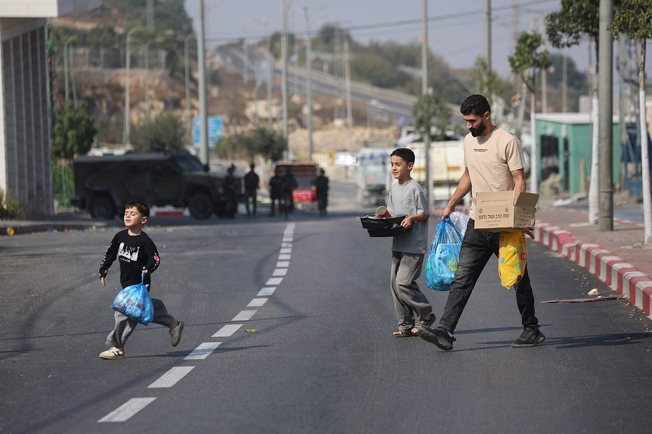 Israeli forces have sealed off the neighborhoods of Ein Deir Bahha and Al-Jaladeh, in Hebron, West Bank, October 24, 2026. (Mosab Shawer)