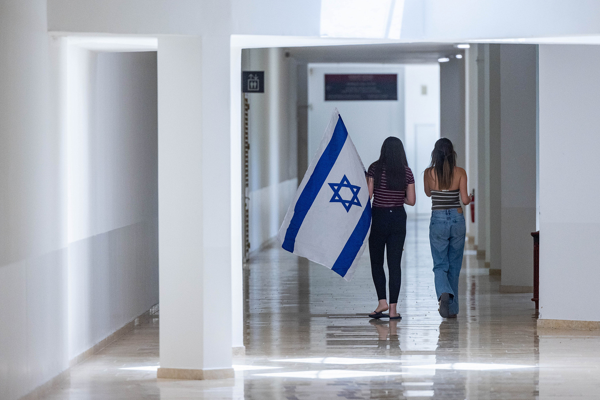 Students seen at the Hebrew University campus in Jerusalem, May 28, 2024. (Yonatan Sindel/Flash90) Students seen at the Hebrew University campus in Jerusalem, May 28, 2024. (Yonatan Sindel/Flash90)