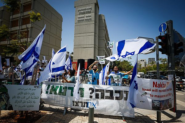 Israeli activists from the right-wing Im Tirtzu movement demonstrate next to Arab-Israeli and left-wing activist students during a rally marking the Nakba anniversary at Tel Aviv University, May 13, 2026. (Jamal Awad/Flash90)